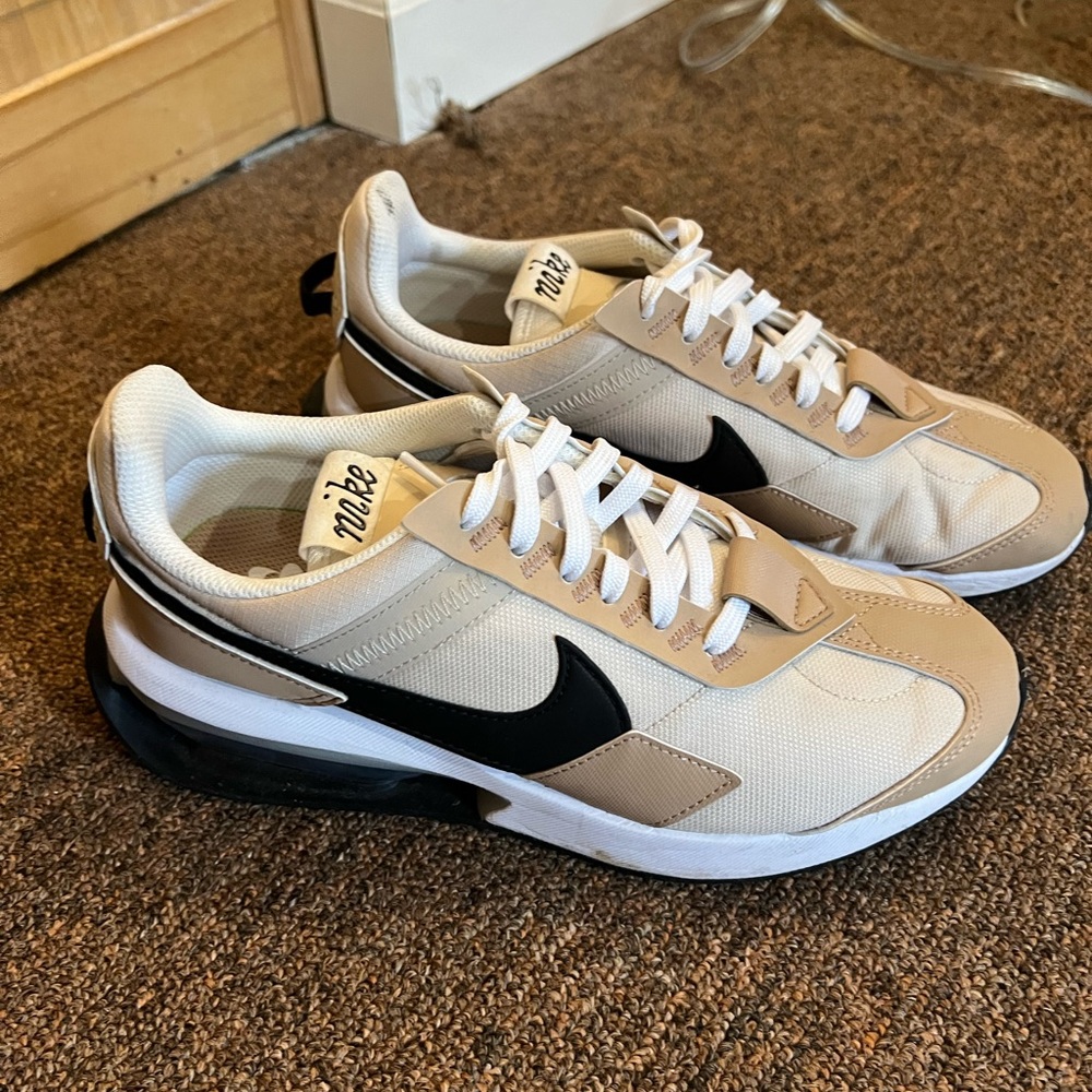 NIKE Womens size 7 AIR Max neural/black